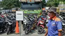 Sepeda motor milik pemudik peserta program mudik gratis dari Pemprov DKI Jakarta sebelum dinaikkan ke atas truk di Terminal Pulogadung, Rabu (29/5/2019). Sebanyak 712 motor akan di kirim ke 10 kota tujuan pada tahap pertama Mudik Gratis Pemprov DKI 2019. (Liputan6.com/Faizal Fanani)
