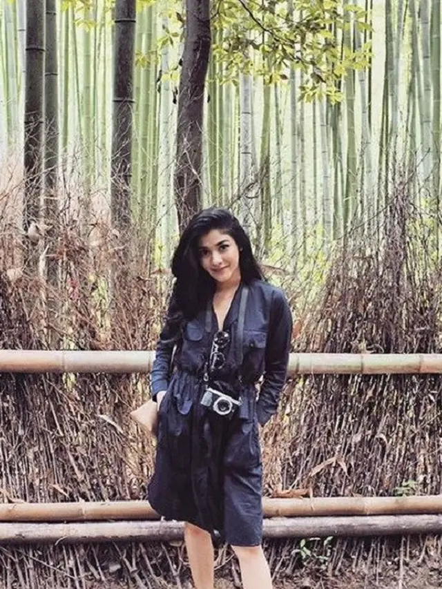 [Bintang] Klasik Chic, Outfit Liburan Naysila Mirdad Ini Cocok Dijadikan Inspirasi