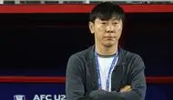 Pelatih Timnas Indonesia U-23, Shin Tae-yong saat menghadapi Irak U-23 pada laga perebutan tempat ketiga Piala Asia U-23 2024 di Abdullah bin Khalifa Stadium, Doha, Qatar, Kamis (2/5/2024). (AFP/Karim Jaafar)
