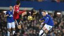 Aksi pemain Everton, Wayne Rooney (kanan) melakukan tembakan melewati adangan pemain Manchester United, Ander Herrera pada lanjutan Premier League di Goodison Park, Liverpool, (1/1/2018). MU menang 2-0. (AFP/Paul Ellis)