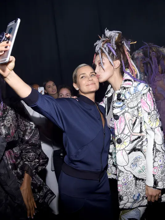 Model cantik Bella Hadid berselfie dengan ibunya Yolanda Hadid di belakang panggung Marc Jacobs Spring  2017 sebelum Tampil di New York Fashion Week, AS, (15/9).  (AFP Photo/Dimitrios Kambouris)