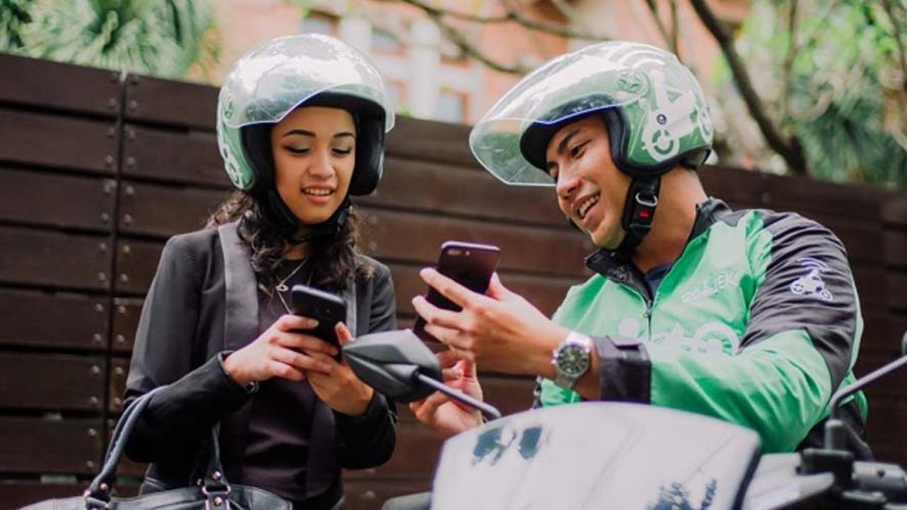Driver Gojek dan penumpang (Gojek)