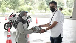 Direktur Utama PT Mitra Utama Madani atau PT MUM, Gung Panggodo memberikan hadiah kepada karyawan AO Mekaar pada safety driving di Bandung, Jawa Barat (5/03/2022). Pelatihan safety driving mewujudkan zero accident dalam bekerja selamat dalam berkendara. (Liputan6.com/HO/PNM)