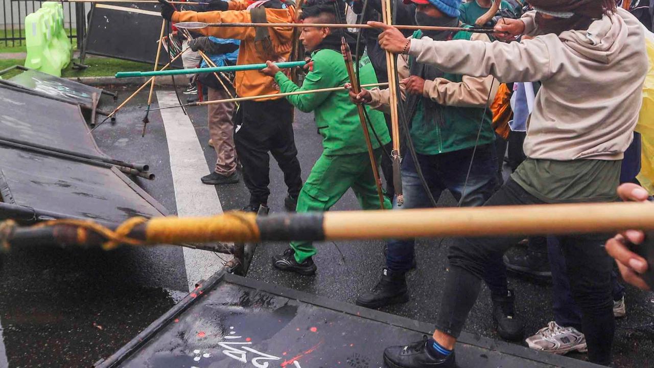 FOTO: Bentrokan di Bogota, Demonstran Serang Polisi dengan Panah di depan Kedubes AS