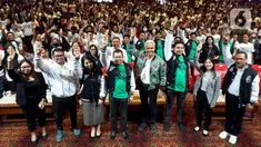 Calon presiden nomor urut 3 Ganjar Pranowo (keempat kanan) saat menghadiri acara deklarasi relawan Nusantara Ganjar (NAGA) di Jakarta, Kamis (11/1/2024). Deklarasi relawan Nusantara Ganjar terdiri dari anak-anak muda di bawah 30 tahun yang hadir dari 17 provinsi. (Liputan6.com/Herman Zakharia)