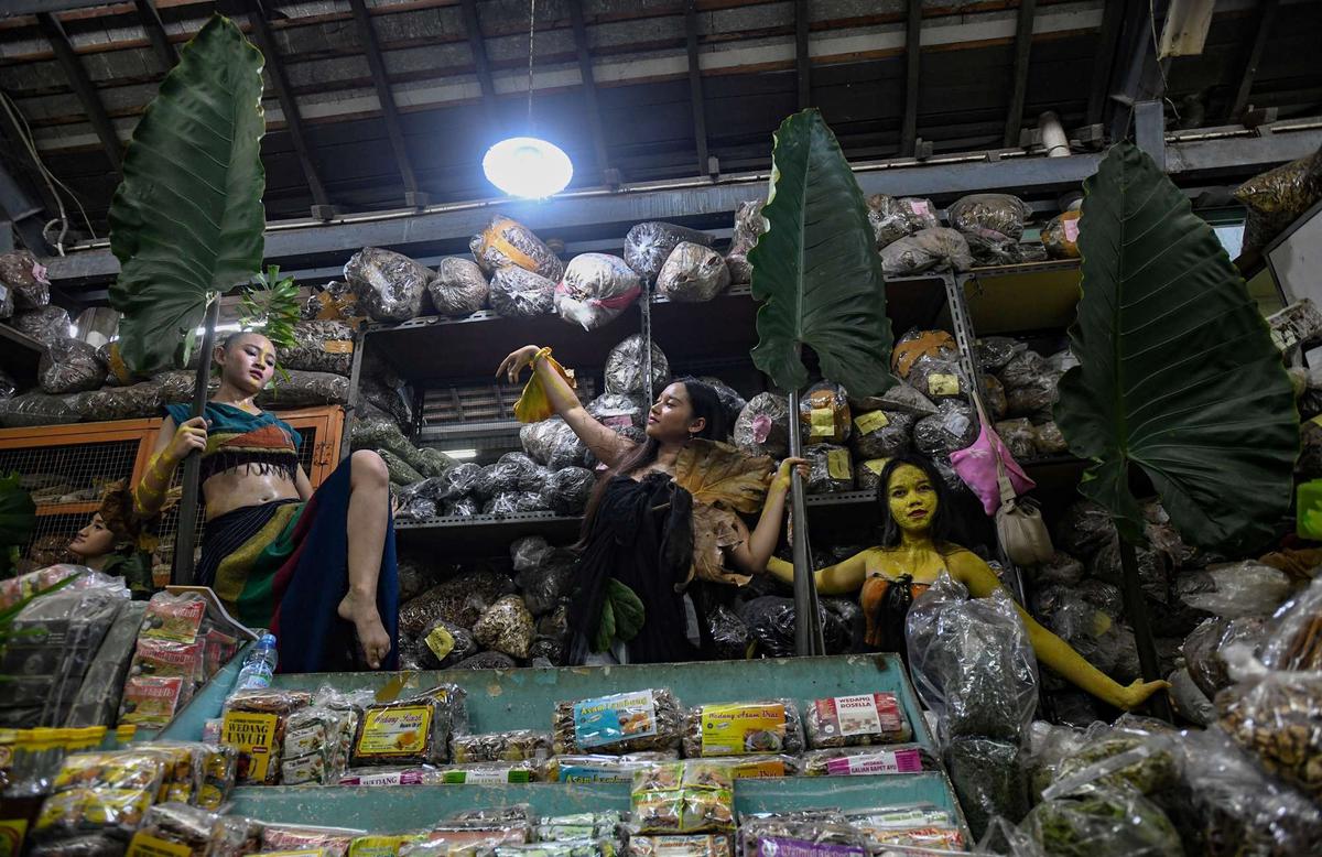Aksi penari tampil di tengah pasar tradisional