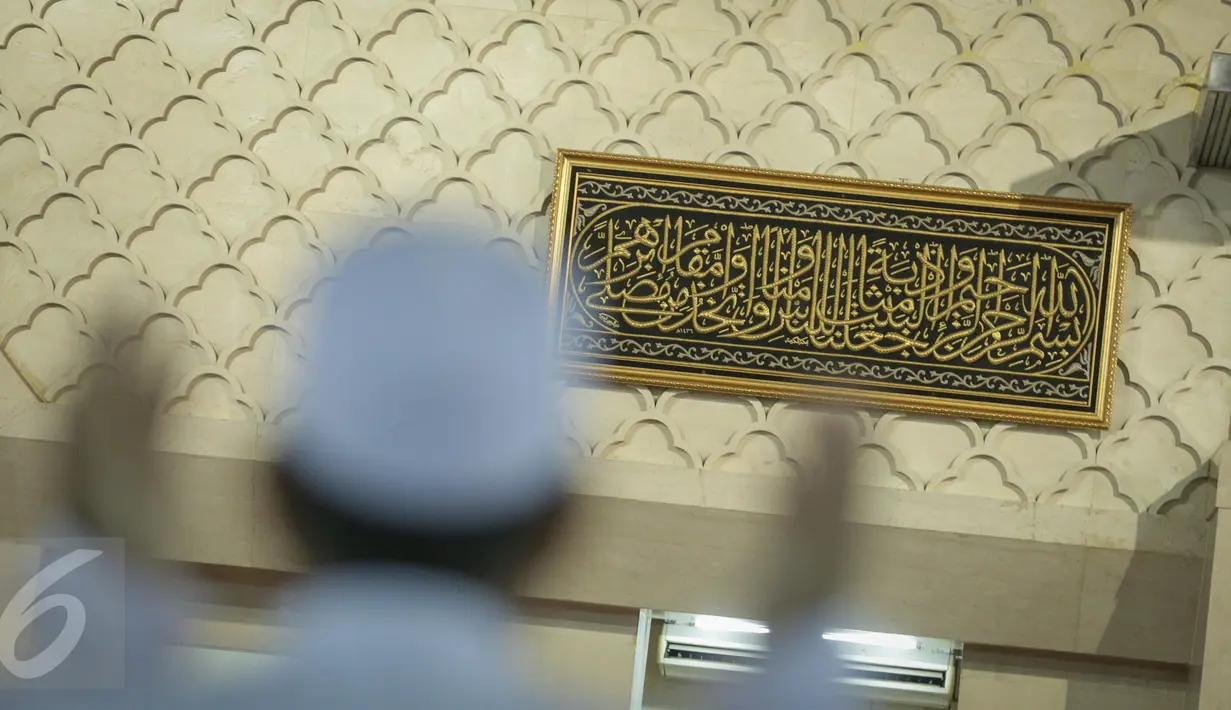 Potongan Kiswah hadiah dari Raja Salman bin Abdulaziz Al Saud di Masjid Istiqlal, Jakarta, Jumat (10/3). Letak pemajangan Kiswah (kain penutup Kakbah) tepat berada di samping mimbar khatib. (Liputan6.com/Faizal Fanani)