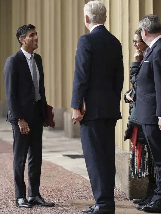 Pemimpin Partai Konservatif yang baru terpilih Rishi Sunak, tiba di Istana Buckingham, London, untuk audiensi dengan Raja Charles III di mana ia akan diundang untuk menjadi Perdana Menteri dan membentuk pemerintahan baru. (Yui Mok/pool photo via AP)