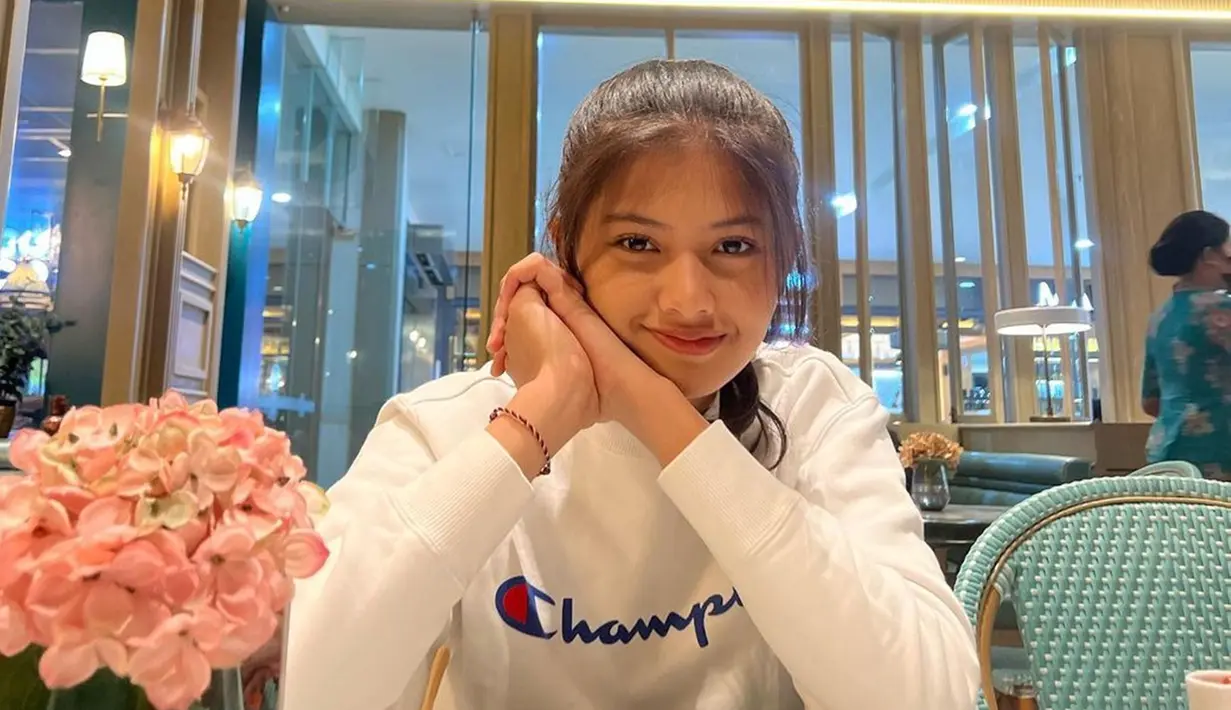 Beranjak remaja, Basmalah Gralind semakin memesona. Tak banyak yang tahu, ternyata bintang sinetron Dari Jendela SMP ini pernah menjadi bintang iklan di awal kariernya dulu. Melalui laman Instagramnya, artis yang akrab disapa Mala beberapa kali unggah potongan video saat ia menjadi bintang iklan. Netizen pun bubuhkan komentar tak sadar jika artis cilik tersebut adalah Basmalah Gralind. (Liputan6.com/IG/@basmalahku)
