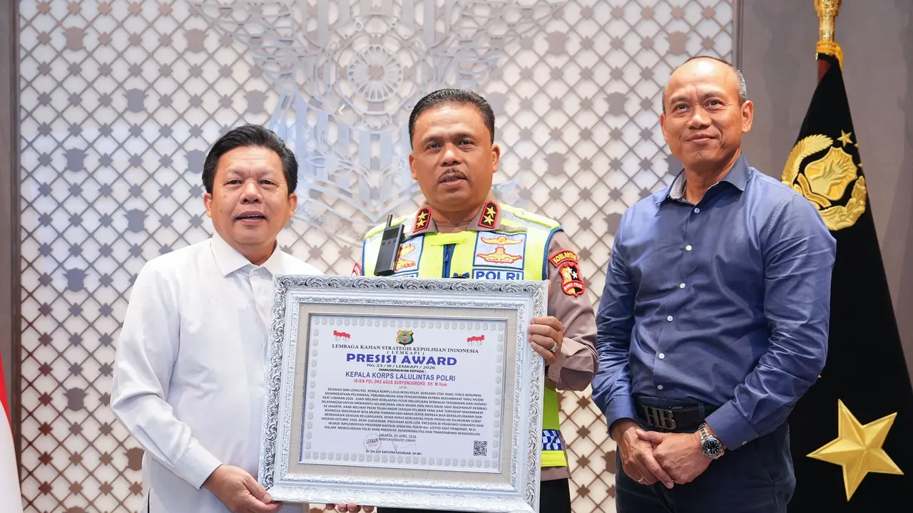 Kakorlantas Polri Irjen Pol Agus Suryonugroho menerima penghargaan Presisi Award.