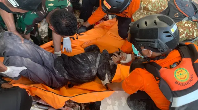 Detik-Detik Gempa NTT, Bangunan Roboh Timpa 3 Warga