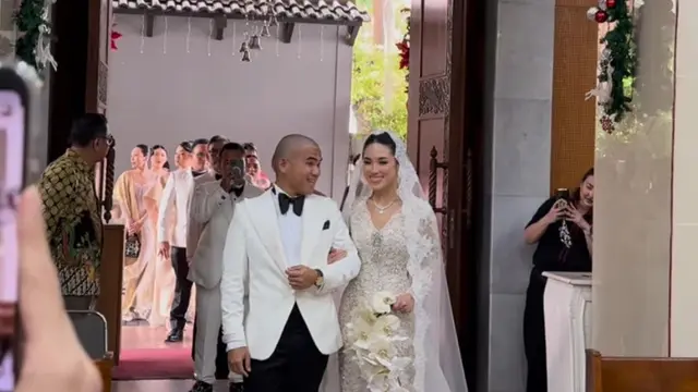 Pernikahan Frank Hutapea dan Winona Delany (credit: https://www.instagram.com/hotmanparisofficial/).