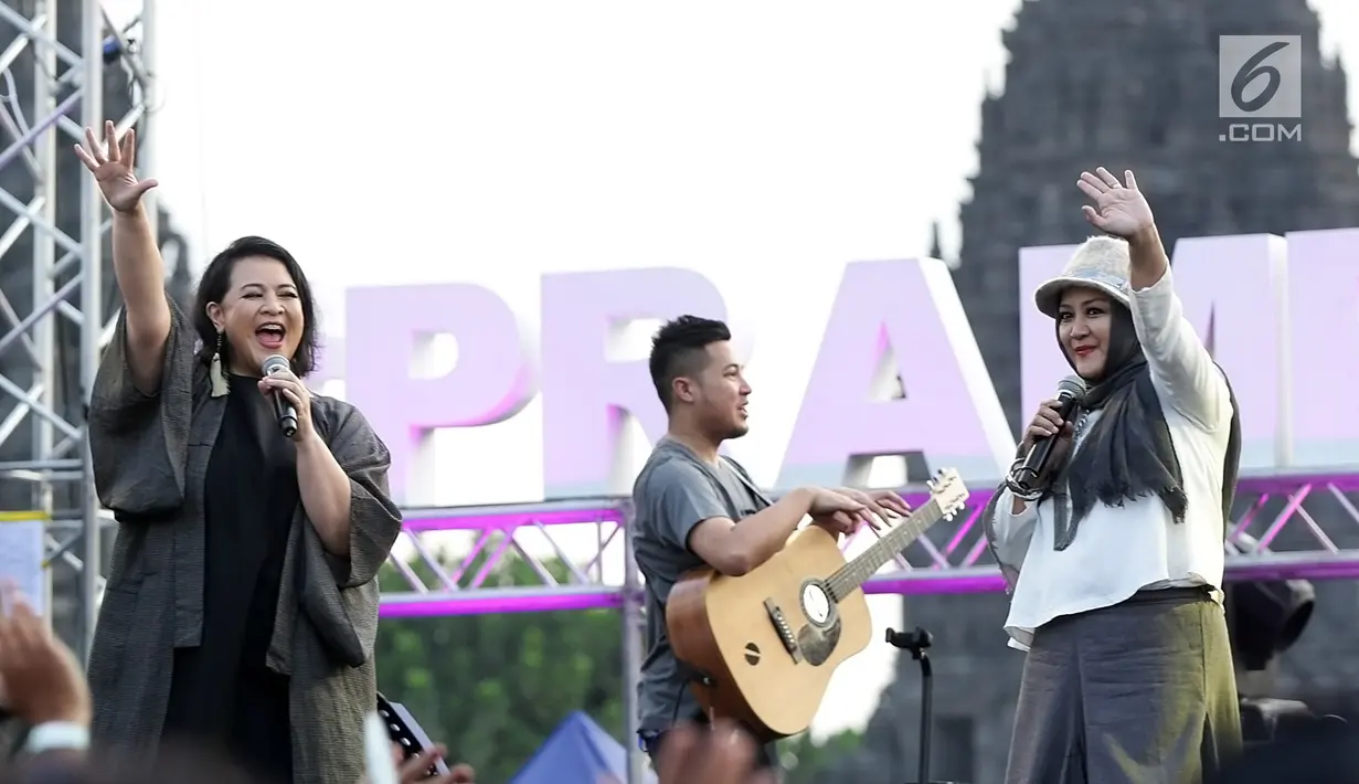 Penyanyi Sita Nursanti dan Rida Farida saat tampil di atas panggung Prambanan Jazz Festival 2019 di Pelataran Candi Prambanan, Yogyakarta, Sabtu (6/7/2019). Selama dua tahun hilang dari dunia musik, personel RSD mempunyai kegiatan masing-masing. (Fimela.com/Bambang E.Ros)