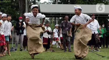 Sejumlah pelajar dari Sekolah Dasar di Desa Penglipuran mengikuti perlombaan usai mengikuti upacara peringatan detik-detik Proklamasi di halaman Tugu Pahlawan Banjar Penglipuran, Kabupaten Bangli, Bali, Kamis (17/8/2023). (Liputan6.com/Helmi Fithriansyah)