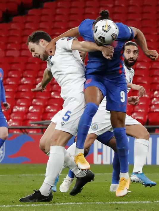 Penyerang Timnas Inggris, Dominic Calvert-Lewin mencetak gol kedua timnya ke gawang San Marino pada laga kualifikasi Piala Dunia 2022 Grup I di Stadion Wembley, Jumat dinihari WIB (26/3/2021). Inggris menang telak 5-0 atas San Marino.  (Frank Augstein/Pool Photo via AP)