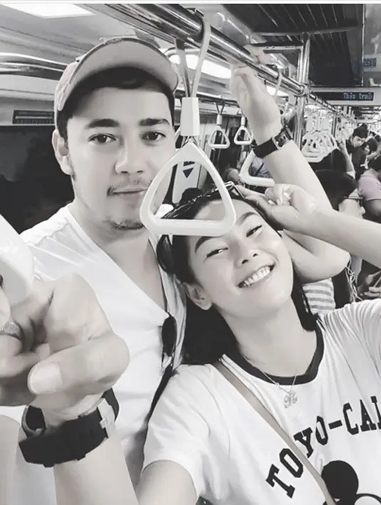 "Cinta itu mau berkorban.. Cinta itu mau melihat org yg kita kasihi bahagia walaupun harus meninggalkan/ditinggalkan.. Cinta itu tidak akan menjatuhkan.. Karena Cinta itu tanpa syarat.. ❤️K," tutup Kalina pada foto yang diunggah Rabu (4/10/2017). 