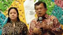 Wakil Presiden Jusuf Kalla (kanan) bersama Menko PMK Puan Maharani menjawab pertanyaan usai melakukan rapat di Kemenpora, Jakarta, Rabu (15/3). Rapat membahas persiapan Asian Games 2018. (Liputan6.com/Helmi Fithriansyah)