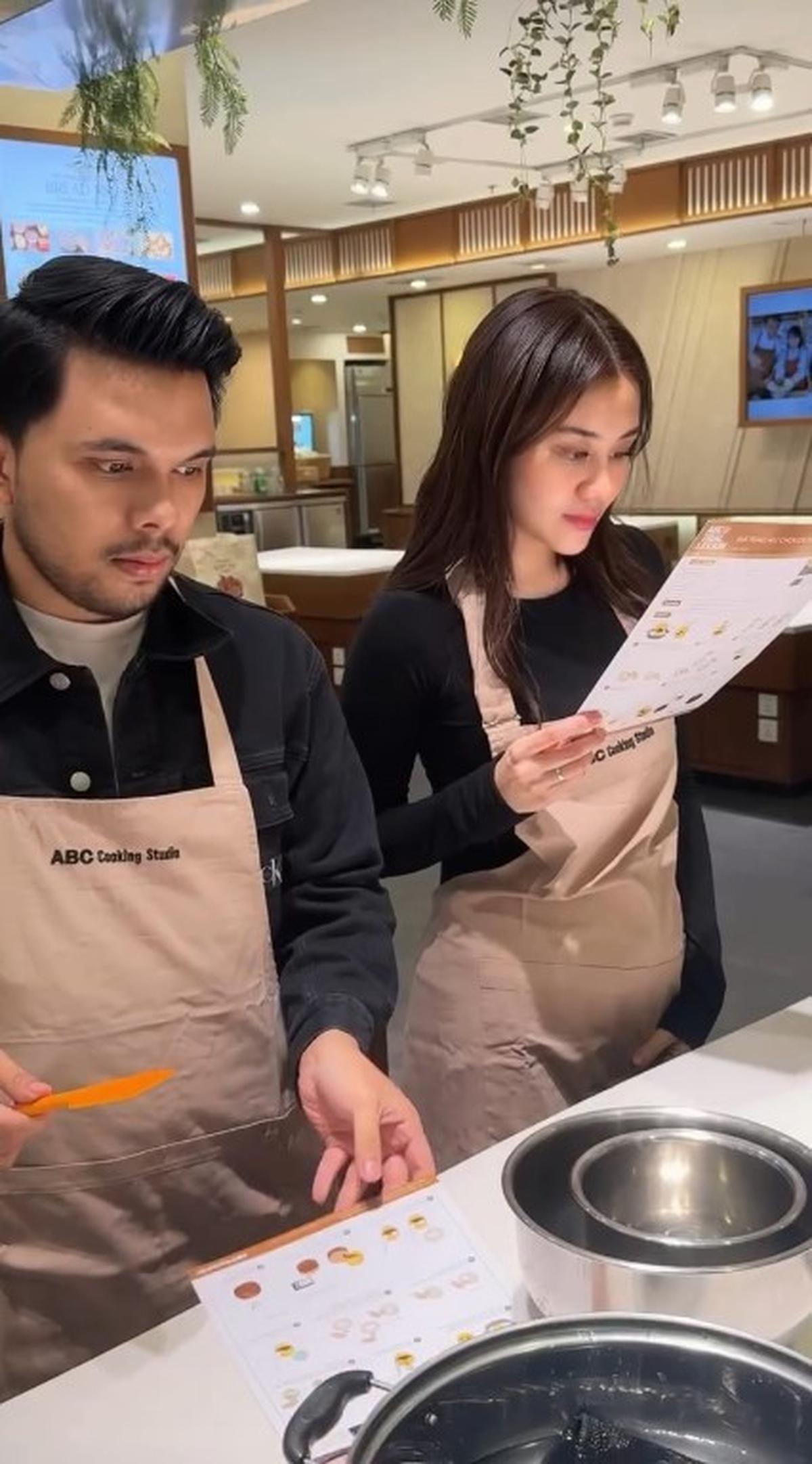 7 Potret Aaliyah Massaid dan Mahalini Ikut Kelas Memasak Bersama Pasangan, si Bumil-Bumil Cantik