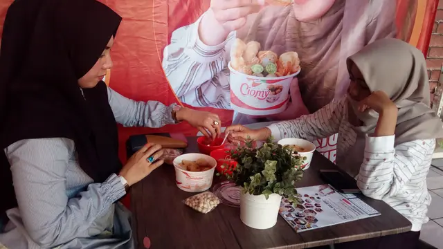 Nampak dua pengunjung tengah asik menikmati sensasi makan baso aci Cimoy di gerai baru, Warung baso Aci Ciomy, Jalan Otista Tarogong Garut, Jawa Barat