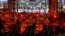 Lampu sinyal merah menyala di luar stasiun kereta pusat di Frankfurt, Jerman, Rabu (11/8/2021). Serikat masinis kereta api Jerman mogok kerja selama tiga hari untuk menuntut kenaikan upah. (AP Photo/Michael Probst)