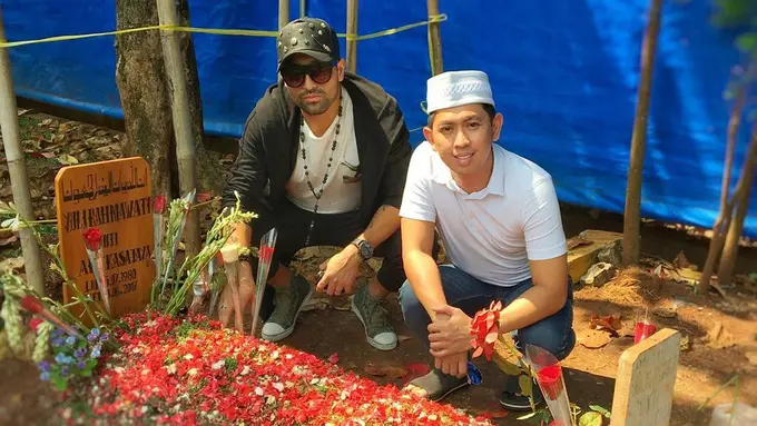 [Bintang] Gaston Castano di makam Julia Perez