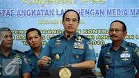 KSAL, Laksamana TNI Ade Supandi (ketiga kiri) memberikan keterangan usai menyaksikan penandatanganan kontrak pengadaan barang dan jasa dengan sejumlah mitra di Mabes TNI AL, Jakarta, Kamis (7/1/2016). (Liputan6.com/Helmi Fithriansyah)