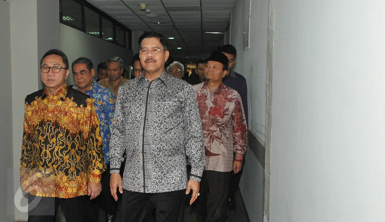 Ketua MPR Zulkifli Hasan (kiri) dan Ketua MA, Muhammad Hatta Ali (kanan) berjalan menuju ruang pertemuan terkait undangan pidato laporan kinerja lembaga negara, di Gedung MA, Jakarta, Kamis (9/7/2015). (Liputan6.com/Herman Zakharia)