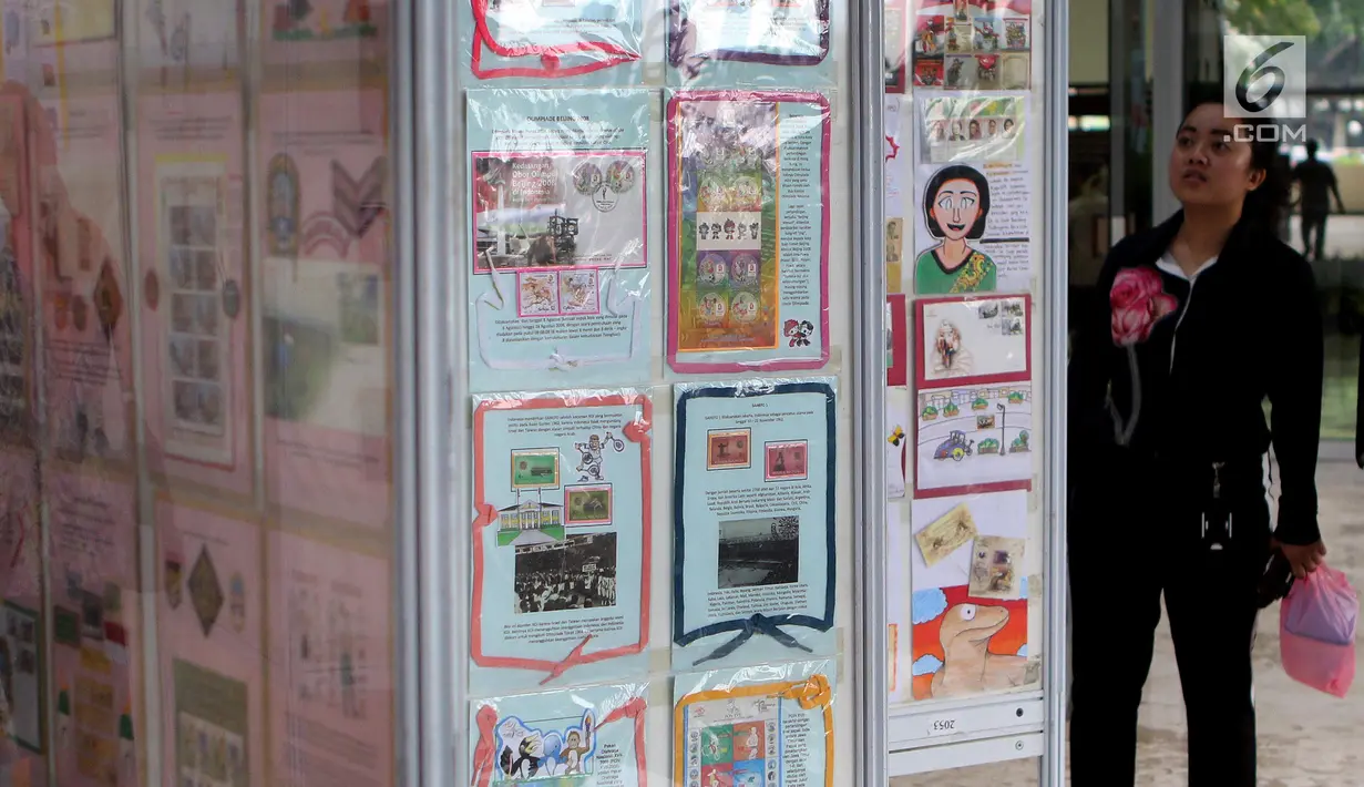 Pengunjung melihat pameran Filateli (Perangko) di Gedung MPR/DPR, Senayan, Jakarta, Selasa (6/11). Pameran ini  di Gelar oleh DPR dalam rangka Peringatan Hari Pahlawan. (Liputan6.com/Johan Tallo)