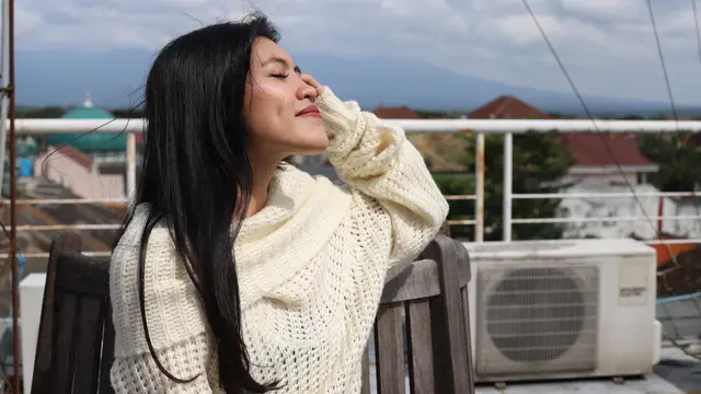 wanita februari menyikapi  hidup