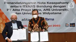 Direktur Utama PT Alita Praya Mitra Teguh Prasetya dan Rektor ARS University Purwadhi usai menandatangani naskah kerjasama di Bandung, Rabu (19/1/2022). Kolaborasi ini diharapkan bisa mempercepat pembangunan infrastruktur digital dengan bantuan dari mahasiswa terbaik. (Liputan6.com/HO/Alwi)