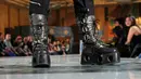 Jika biasanya fashion show identik dengan memamerkan koleksi busana, maka kali ini sepatu yang menjadi pusat perhatian, Jakarta, Jumat (9/5/2014) (Liputan6.com/Faisal R Syam)