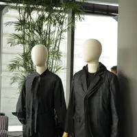 Populo Batik berkolaborasi dengan Davy Linggar merilis koleksi bertajuk NOW dalam dua warna, black on black dan white on white. Sumber foto: Document/Zilingo.