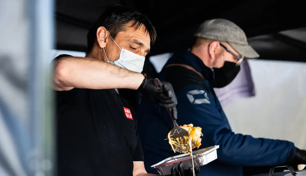 Staf perusahaan katering menyiapkan makanan gratis di Berlin, Jerman (16/4/2020). Tingkat infeksi baru COVID-19 di Jerman terus berada di bawah masa puncak saat jumlah kasus terkonfirmasi bertambah 2.866 dalam satu hari menjadi 130.450, demikian diumumkan RKI pada Kamis (16/4). (Xinhua/Binh Truong)