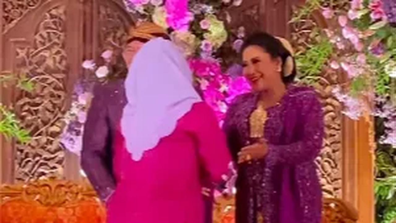 Yenny juga mendoakan kepada pasangan pengantin baru agar rumah tangga keduanya bisa dipayungi oleh rasa cinta, kesetiaan dan dukungan. <br>