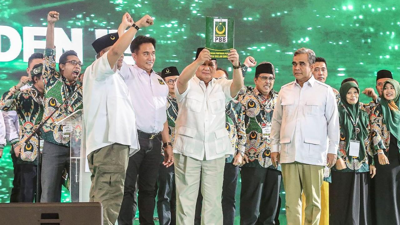 "Pertama, mengesahkan bapak Haji Prabowo Subianto sebagai calon presiden Republik Indonesia yang didukung oleh Partai Bulan Bintang dalam pemilihan umum tahun 2024. Allahuakbar,"