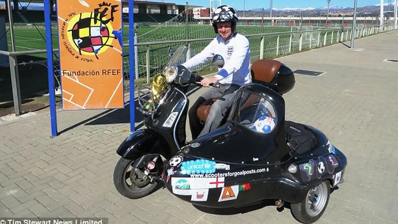 Pendukung Timnas Inggris ini Akan Ke Brazil Pakai Vespa