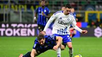 Bek Inter Milan asal Brasil Carlos Augusto (kiri) dan gelandang Como asal Prancis Lucas Da Cunha (kanan) berebut bola selama pertandingan sepak bola Serie A Italia antara Inter Milan dan Como di Stadion San Siro di Milan pada 23 Desember 2024. Piero CRUCIATTI / AFP
