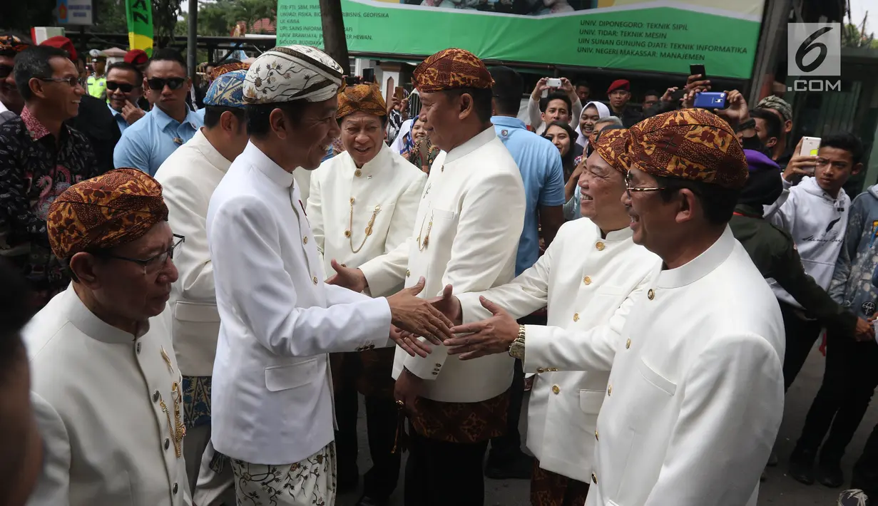 Presiden Joko Widodo (Jokowi) bertemu dengan Paguyuban Pasundan di kota Bandung,  Minggu (11/11). Dalam pertemuan itu, Jokowi diberi gelar Pinisepuh sebagai penghormatan atas pengabdian penuh yang berjasa ke negara dan bangsa. (Liputan6.com/Angga Yuniar)