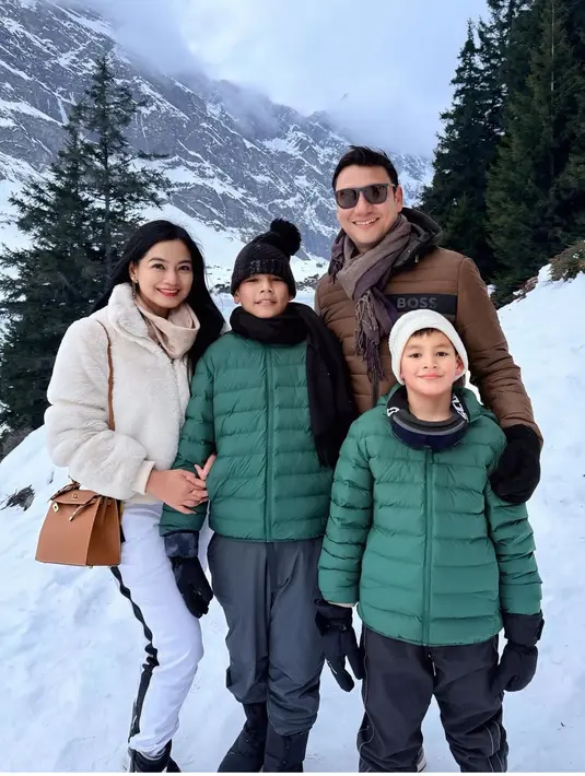 Titi Kamal bersama suaminya, Christian Sugiono mengajak kedua putranya liburan akhir tahun ke Swiss. Keluarga ini tampak menikmati hamparan salju yang indah di negara tersebut. [@titi_kamall]