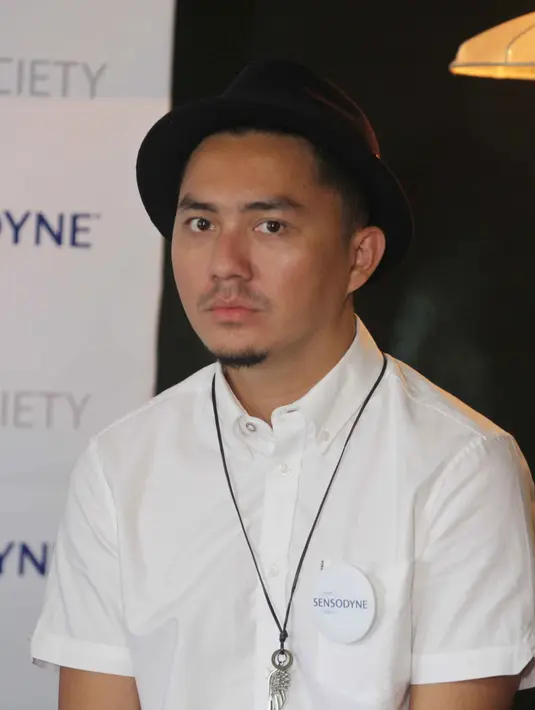 Kebiasaan unik Omesh ketika berkendara sepeda motor ialah, mendengarkan lantunan lagu shalawat yang membuat dirinya makin dekat dengan Tuhan. (Nurwahyunan/Bintang.com)