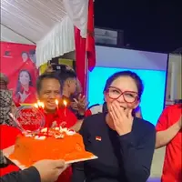 Setelah resmi cerai dengan Donny Gahral Adian pada tahun 2015 silam, Rieke belum menikah lagi. Ia masih betah sendiri membesarkan anak-anaknya. [Instagram/riekediahp]