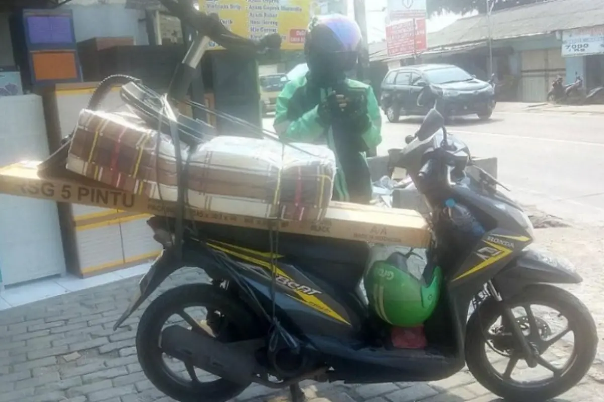 Bikin Khawatir, 8 Potret Driver Ojek Online Lagi Bawa Perabot Rumah Tangga