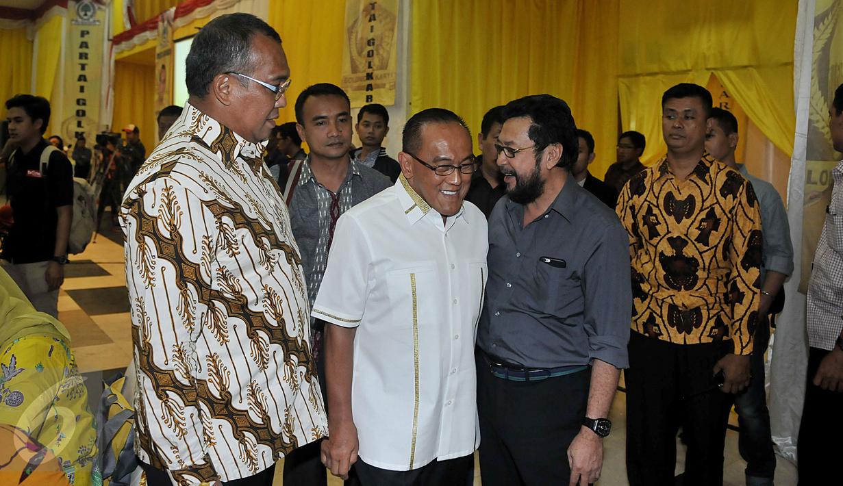 Aburizal Bakrie (kedua kiri) dan Yorrys Raweyai, menghadiri seminar bertema 'Kemampuan Pemenuhan Target Pembangunan dalam APBN 2016, Jakarta, Rabu (11/11/2015). Aburizal berharap target pembangunan dalam APBN 2016 bisa tercapai (Liputan6.com/Johan Tallo)