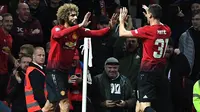 Gelandang Manchester United, Marouane Fellaini, melakukan selebrasi usai membobol gawang Derby County pada Piala Liga Inggris, di Stadion Old Trafford, Rabu (26/9/2018). Manchester United takluk adu penalti 9-10 (2-2) dari Derby County. (AFP/Paul Ellis)