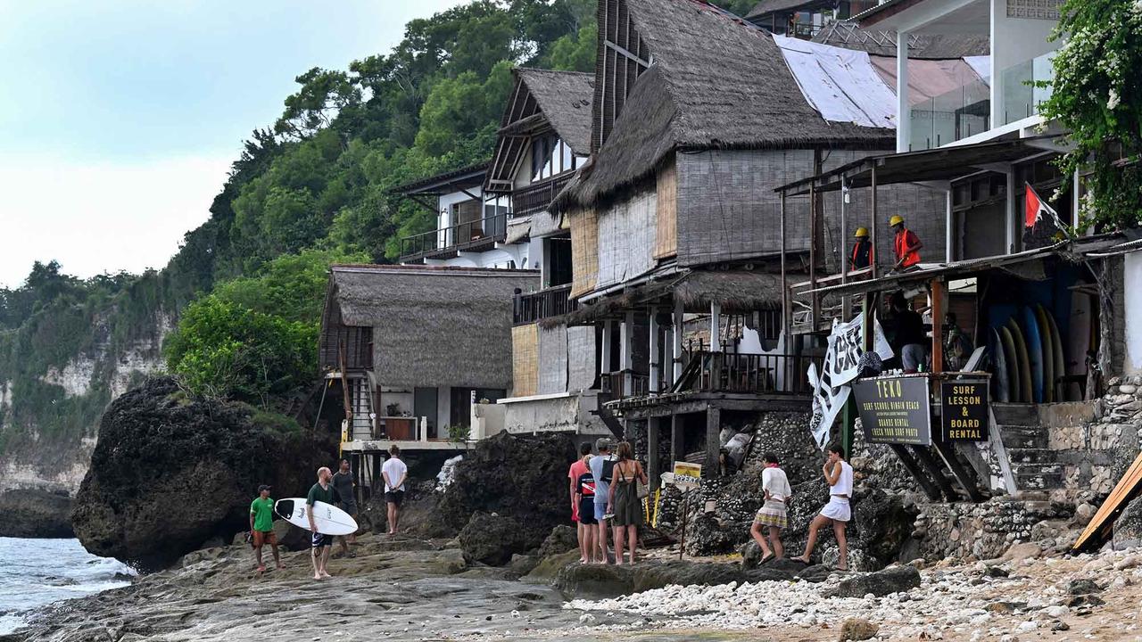 FOTO: Pantai Bingin Tetap Ramai Wisatawan, Meski Deretan Usaha Ilegal Dibongkar