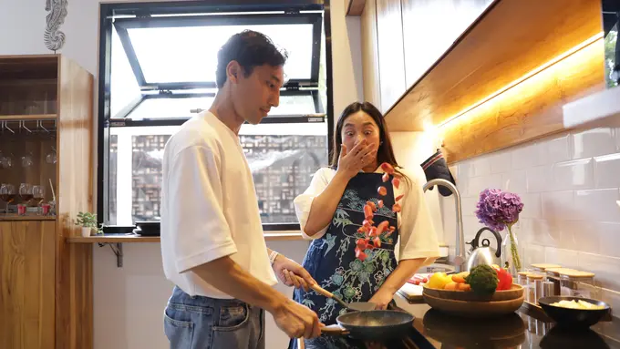 couple januari pintar memasak