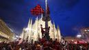 Para suporter AC Milan larut dalam kebahagiaan. Klub kesayanganya akhirnya kembali menjadi juara setelah 11 tahun penantian. (Spada/LaPresse via AP)