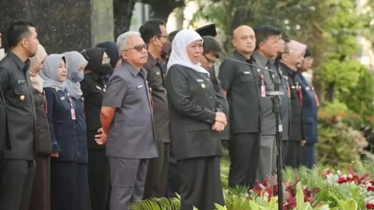 Khofifah saat apel pagi bersama  ASN  di lingkungan Pemprov Jatim. (Istimewa)