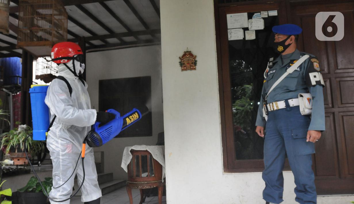 Petugas PMI melakukan penyemprotan disinfektan pada puskesmas di RW 09 Kompleks TNI AL Gandaria, Jakarta Selatan, Senin (14/2/2022). Penyemprotan yang difasilitas Satgas Covid 19 Lantamal III TNI AL tersebut dilakukan untuk mencegah penyebaran COVID-19 varian Omicron. (merdeka.com/Arie Basuki)