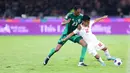 Pemain Timnas Indonesia, Pratama Arhan, berebut bola dengan pemain Arab Saudi, Mohammed Kanno, pada pertandingan lanjutan putaran ketiga Kualifikasi Piala Dunia 2026 Zona Asia di Stadion Utama Gelora Bung Karno (SUGBK), Senayan, Selasa (19/11/2024). (Bola.com/M Iqbal Ichsan)